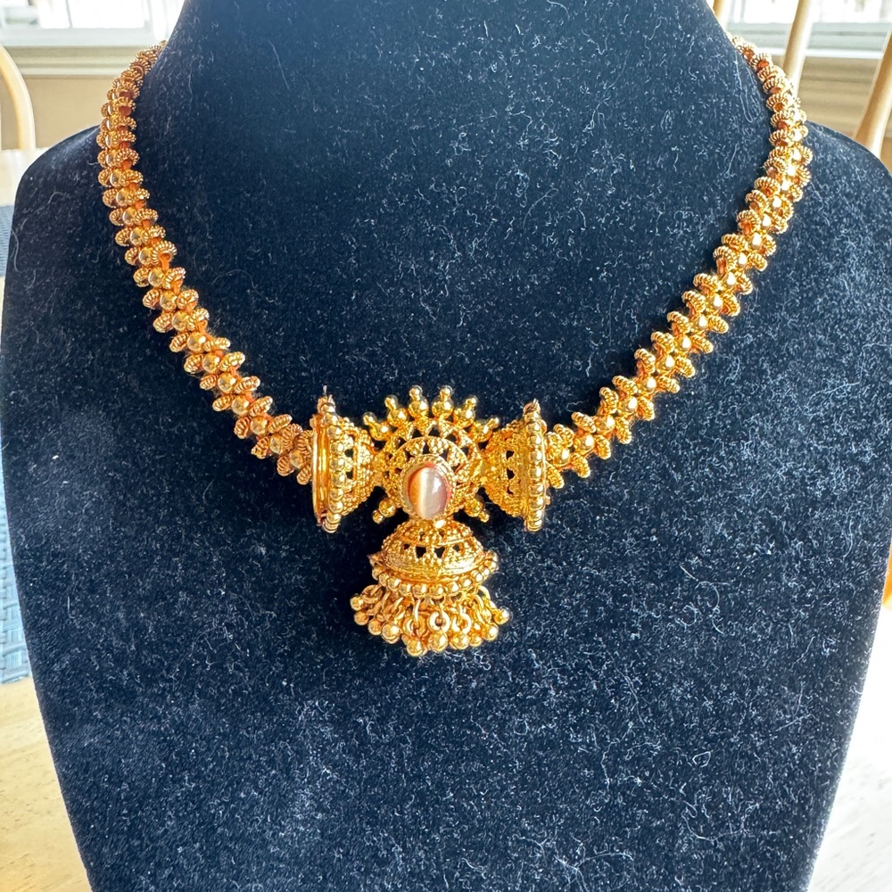 ๐Elegant Gold Necklace - Picture 4 of 9